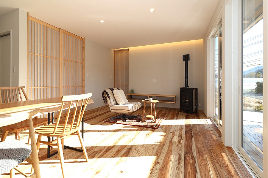 ペレットストーブのある塗壁の家 画像