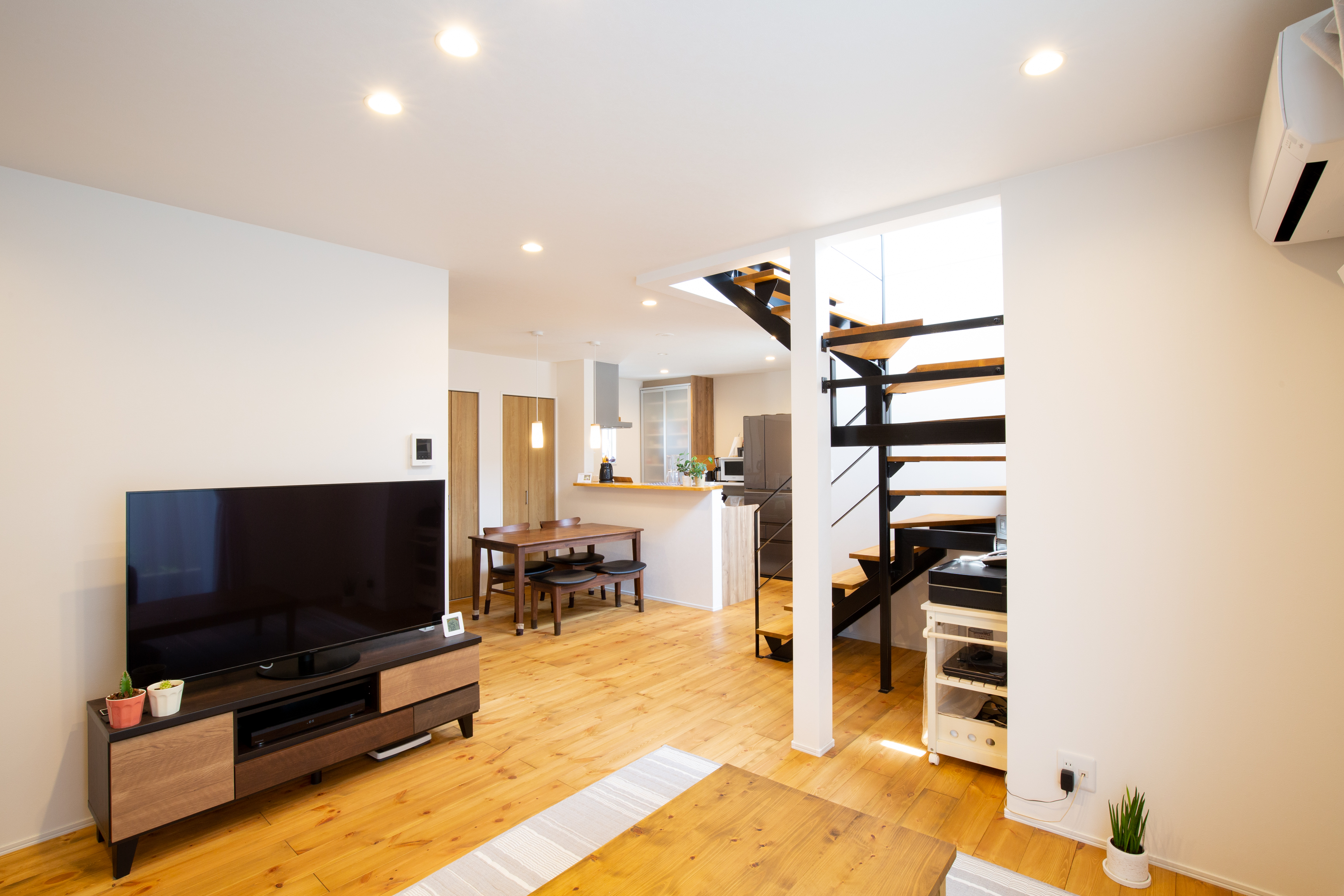 階段上の大きな窓から取り込む光に包まれて。 アイキャッチ画像