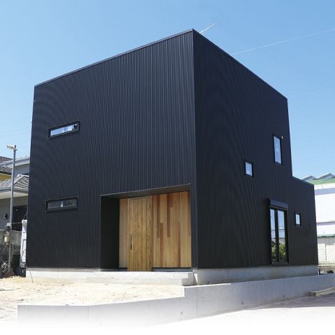 南紀の台に建つ黒ガルバの家