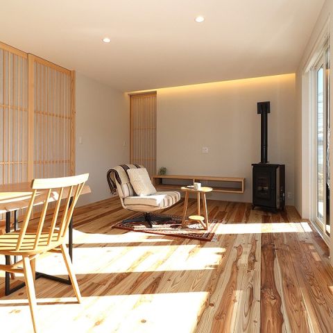 ペレットストーブのある塗壁の家
