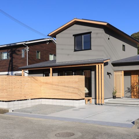 ペレットストーブのある塗壁の家